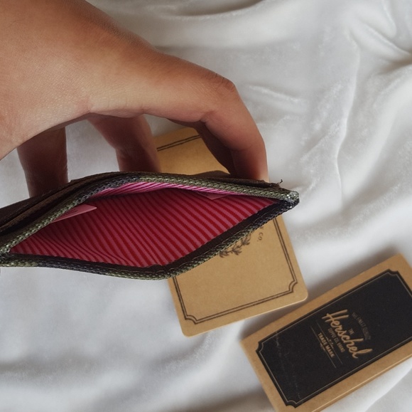 NWT Herschel Woodland Camo Cardholder - Picture 3 of 4